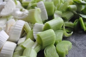 Koteletter i fad med karry, ananas, porrer og kokosmælk