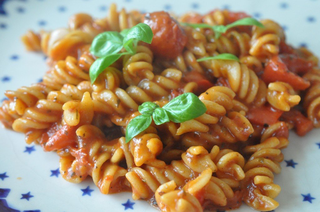 One pot pasta med tomatsauce - nem mad på 15 minutter
