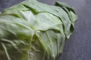 Spidskål stegt med honning, hvidløg & citron