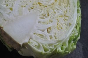 Spidskål stegt med honning, hvidløg & citron