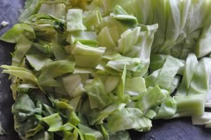 Spidskål stegt med honning, hvidløg & citron