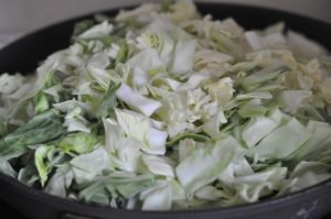 Spidskål stegt med honning, hvidløg & citron
