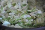 Spidskål stegt med honning, hvidløg & citron