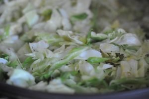 Spidskål stegt med honning, hvidløg & citron