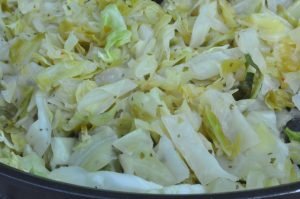 Spidskål stegt med honning, hvidløg & citron
