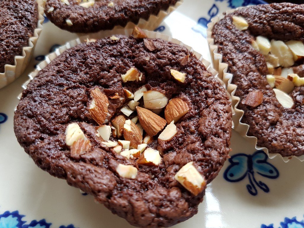 Brownie muffins med chokolade og mandeltopping