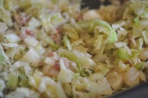 Æggekage med spidskål & bacon - opskrift på omelet i ovn