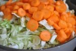 Spidskål som karrykål med hakket oksekød, bacon og riis