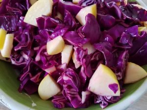 Rødkålssalat med æble, honning og citron - nem og lækker