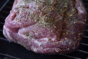 Nakkesteg stegt som vildt med bacon og flødesauce