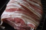 Nakkesteg stegt som vildt med bacon og flødesauce