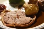 Nakkesteg stegt som vildt med bacon og flødesauce