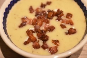 Kartoffelsuppe med pastinak og bacon - nem og lækker