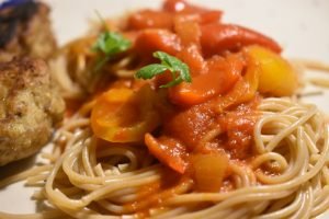 Peperonata opskrift - pasta m. peberfrugtsovs 