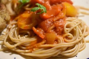 Peperonata opskrift - pasta m. peberfrugtsovs 