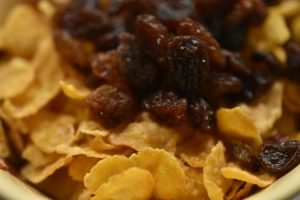 Cornflakestoppe med rosiner og marcipankugler med nougat