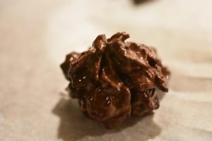 Cornflakestoppe med rosiner og chokolade