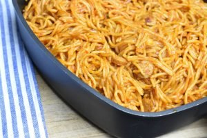 Pastaret med pesto og pølser - nem opskrift