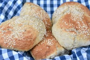 Burgerboller opskrift - nemme hurtige & grove