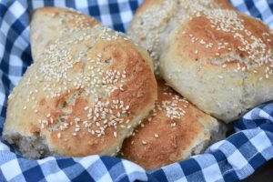 Burgerboller opskrift - nemme hurtige & grove