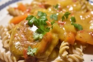 Svinekoteletter i karrysauce med kokosmælk - slow cooker hit