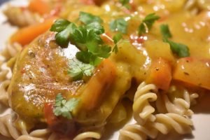 Svinekoteletter i karrysauce med kokosmælk - slow cooker hit