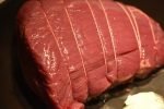 Roastbeef i gryde med perleløg og flødesovs