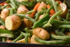 Kartoffelfad med bønner og gulerødder - olieristede i ovn