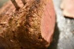 Roastbeef i gryde med perleløg og flødesovs