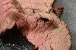 Roastbeef i gryde med perleløg og flødesovs