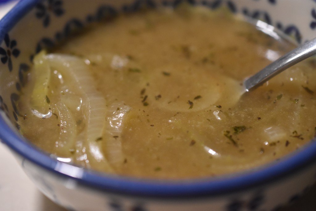 Løgsuppe med hvidløg og timian
