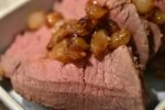 Roastbeef i gryde med perleløg og flødesovs