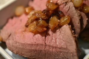Roastbeef i gryde med perleløg og flødesovs