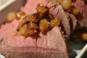 Roastbeef i gryde med perleløg og flødesovs
