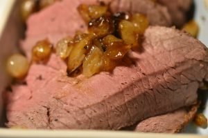 Roastbeef i gryde med perleløg og flødesovs