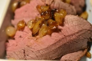 Roastbeef i gryde med perleløg og flødesovs