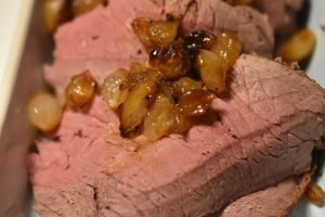Roastbeef i gryde med perleløg og flødesovs
