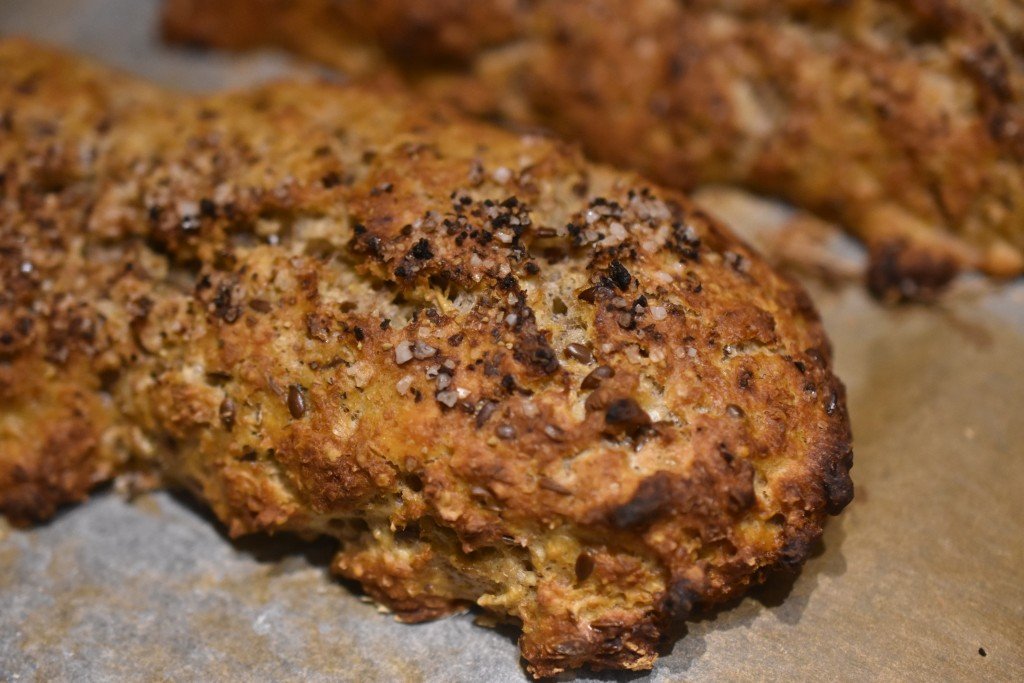 Grove koldthævede flutes med salt, peber & hvidløgssmør