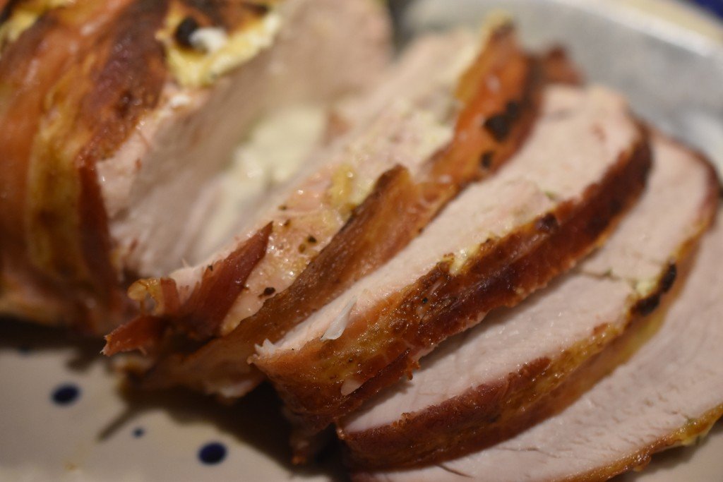 Fyldt kalkunbryst i baconsvøb