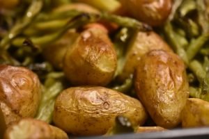 Kartoffelfad i ovn med bønner og gulerødder