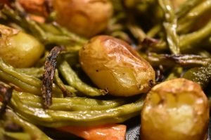 Kartoffelfad i ovn med bønner og gulerødder