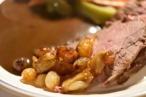 Roastbeef i gryde med perleløg og flødesovs