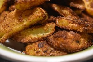 Pommes frites med rasp og krydderi - opskrift