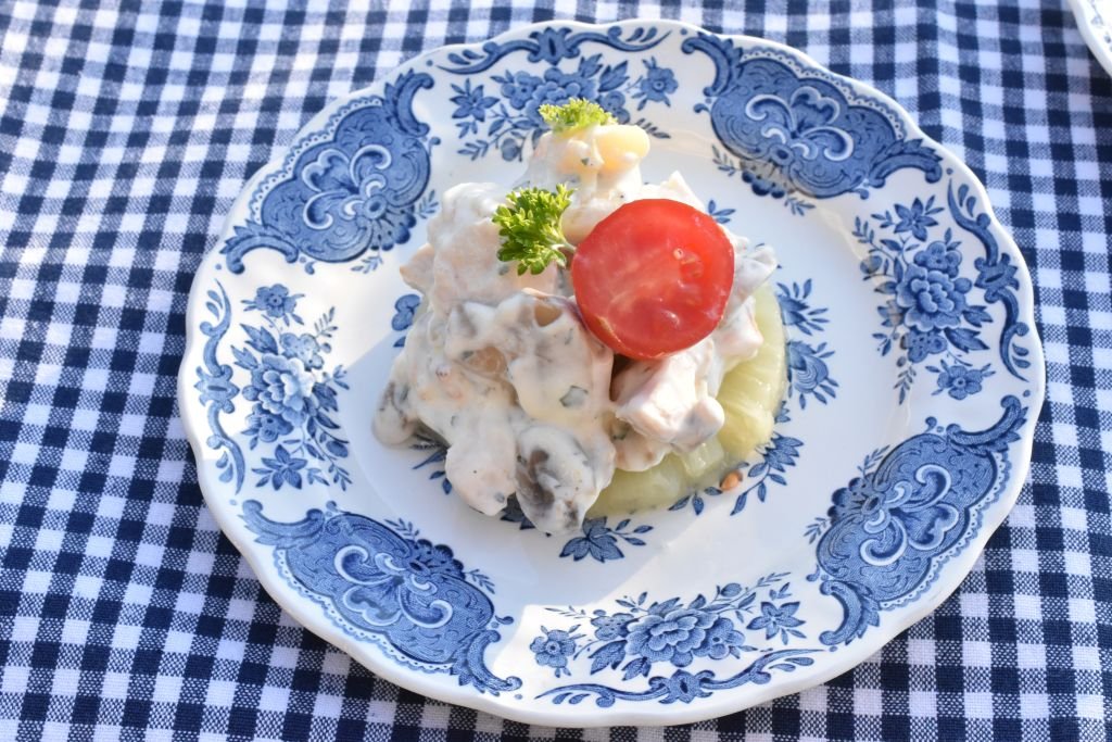 Hønsesalat på ananasring - nem kyllingesalat