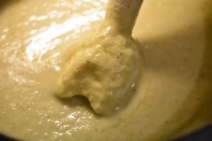 Hvidløgssuppe med kartofler & fløde - opskrift