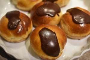 Fastelavnsboller med vaniljecreme - lækre cremeboller