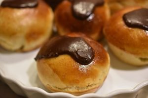 Fastelavnsboller med vaniljecreme - lækre cremeboller