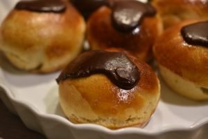 Fastelavnsboller med vaniljecreme - lækre cremeboller