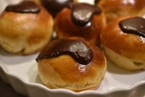 Fastelavnsboller med vaniljecreme - lækre cremeboller