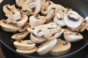 Champignon ristet i smør og hvidløg på pande